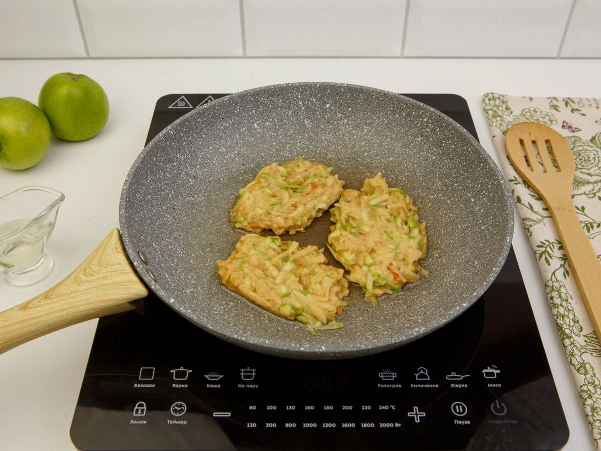 Шаг 5: Оладьи из яблок и кабачка