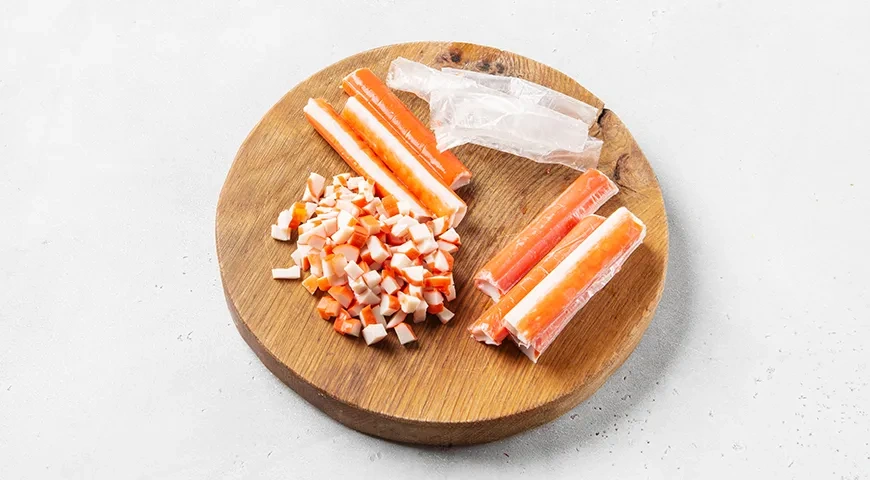 Оливье с крабовыми палочками: шаг 5