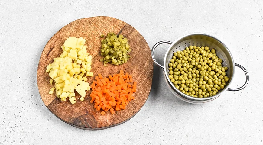 Оливье с красной рыбой: шаг 5