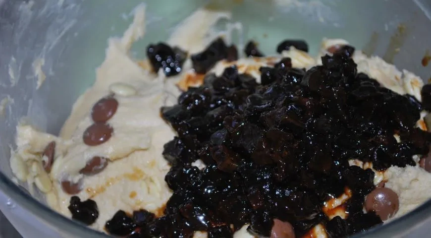 Пасхальная выпечка с вяленой вишней, шоколадом и фисташками: шаг 5