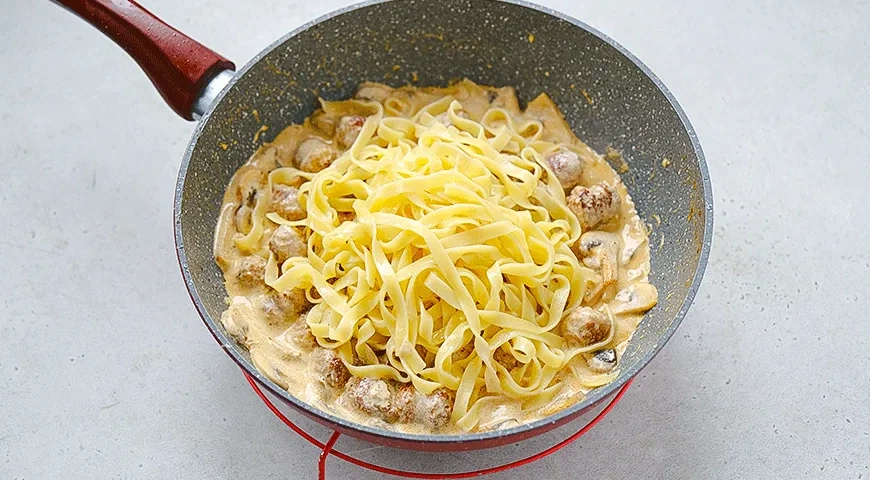 Паста с колбасками и грибами в сливочном соусе: шаг 5