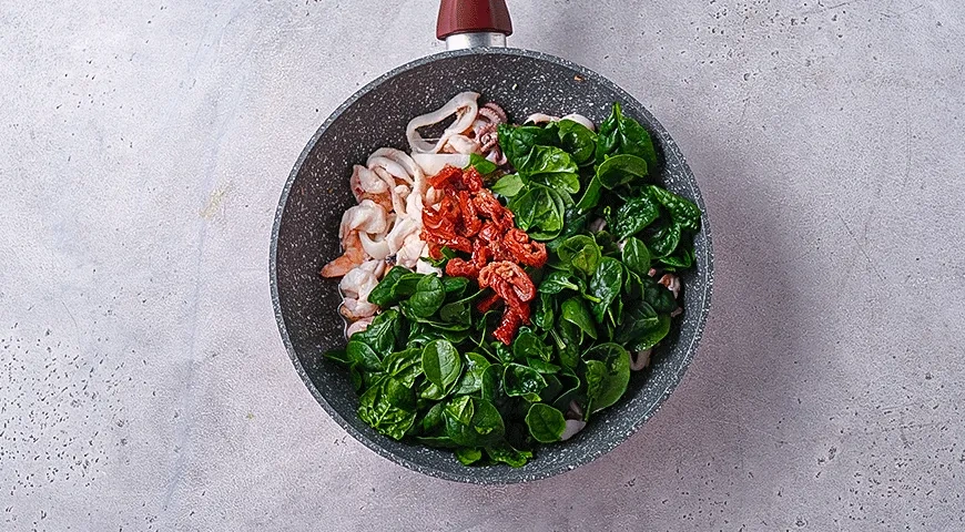 Паста с морепродуктами, шпинатом и вялеными томатами: шаг 5