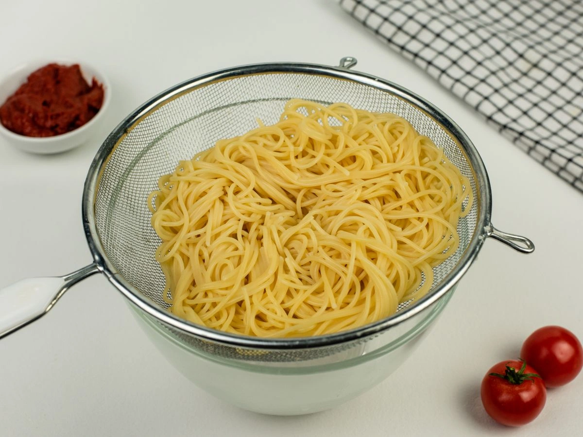 Шаг 5: Паста в томатно-чесночном соусе