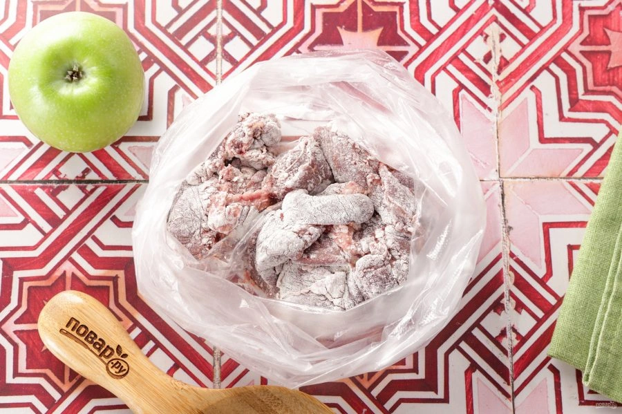 Шаг 5: Печень с луком и яблоками