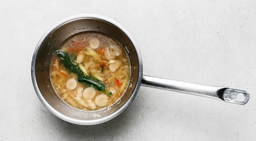 Пельмени с соусом том ям: шаг 5