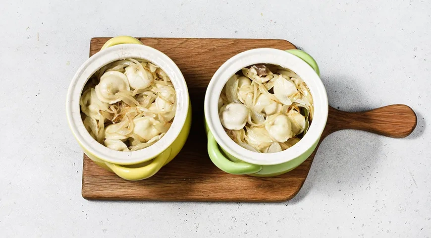 Пельмени в горшочке с сыром: шаг 5