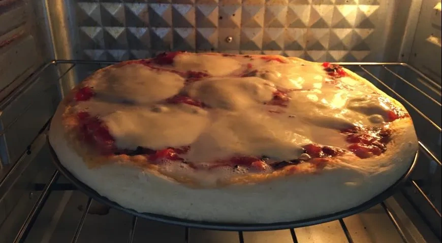 Пицца Маргарита в духовке: шаг 5