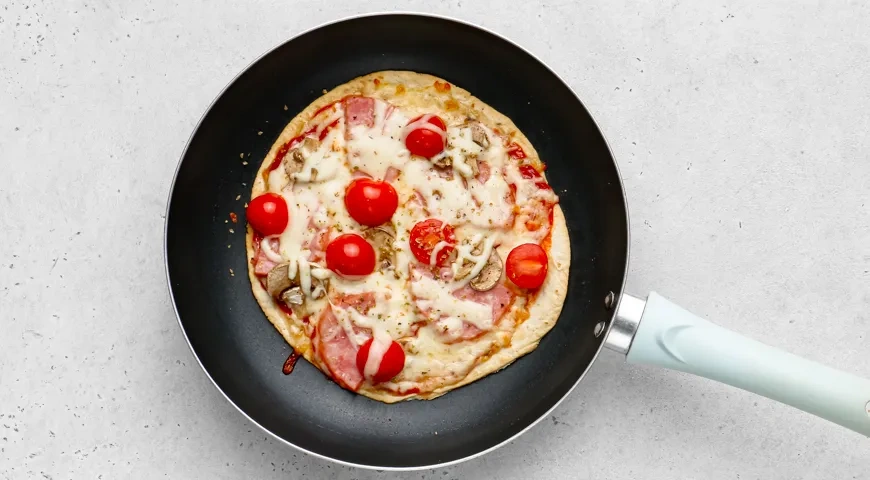 Пицца на тортилье на сковороде: шаг 5