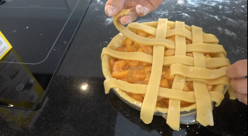 Пирог плетенка с абрикосами: шаг 5