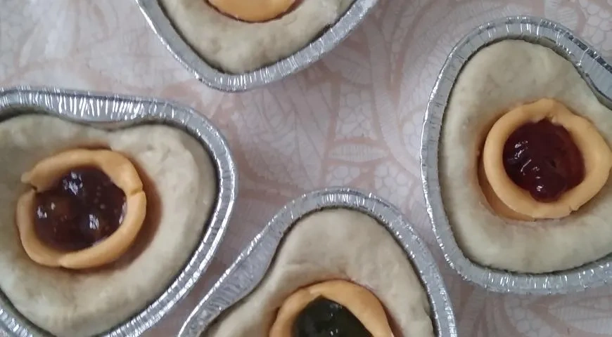 Плюшки "сердечные" с сыром и джемом Махеевъ к 14 февраля: шаг 5