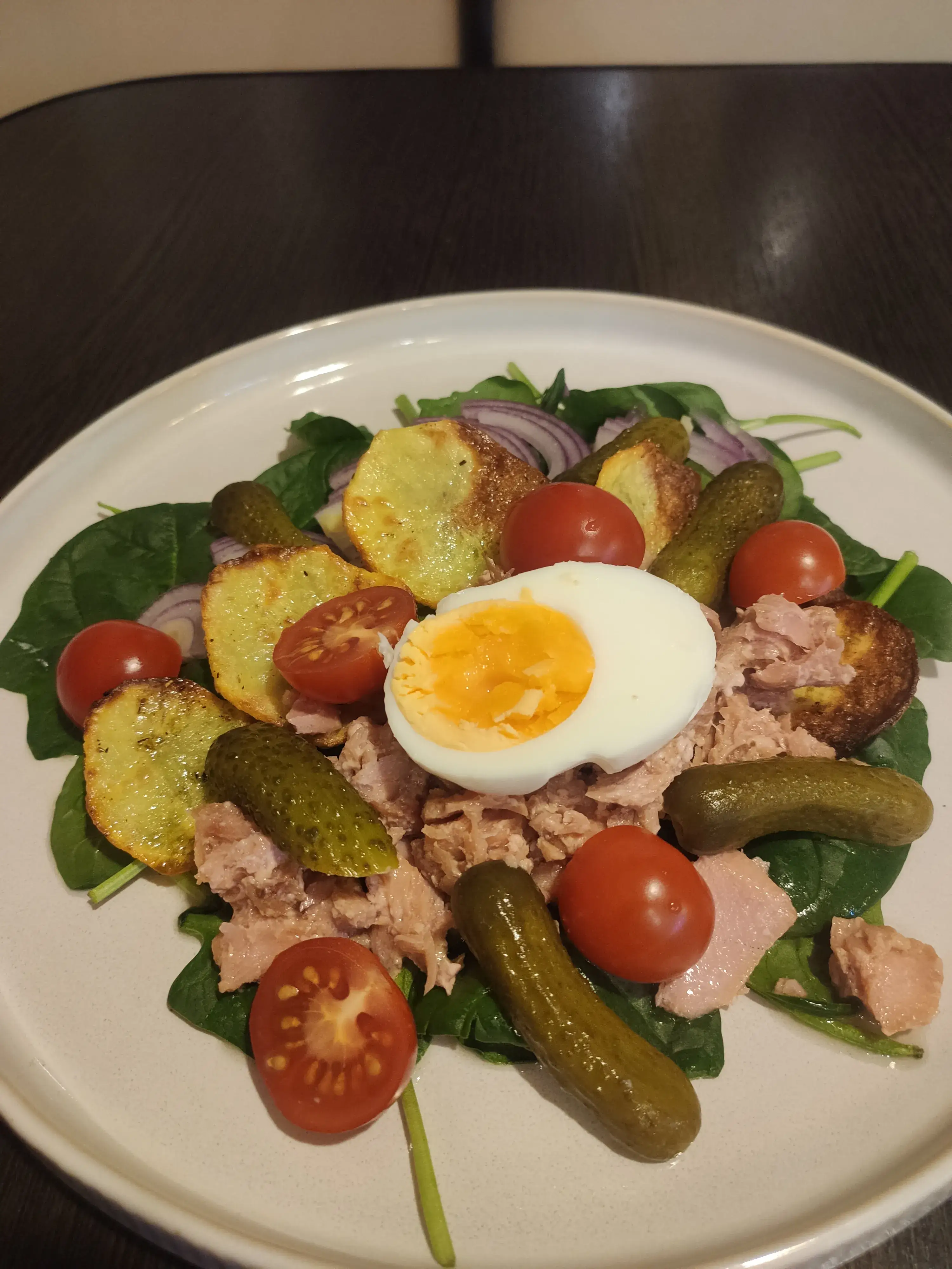 Шаг 5: Праздничный белковый салат с тунцом