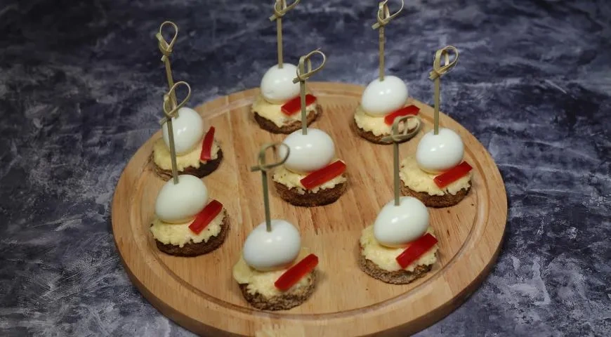 Простые канапе на шпажках: шаг 5