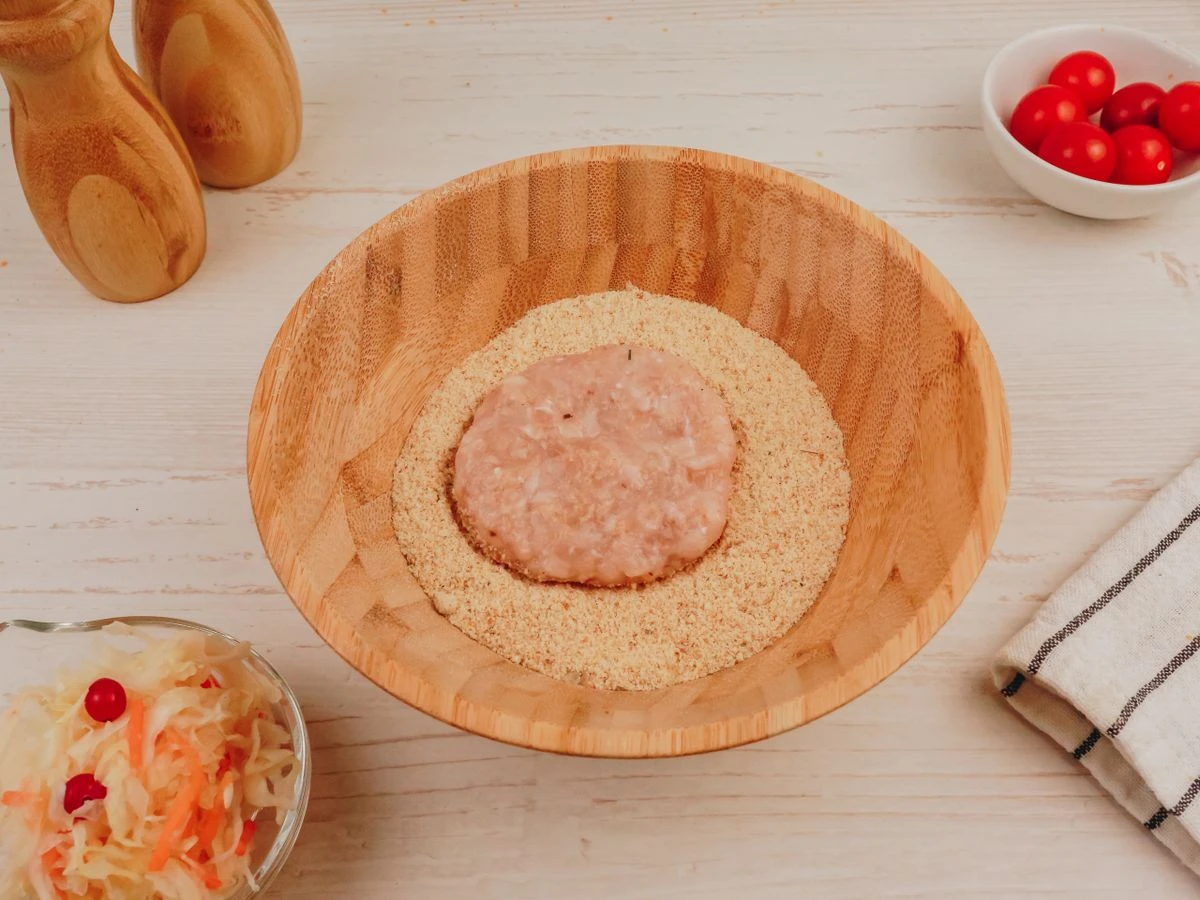 Шаг 5: Пюре с куриными котлетами и квашенной капустой