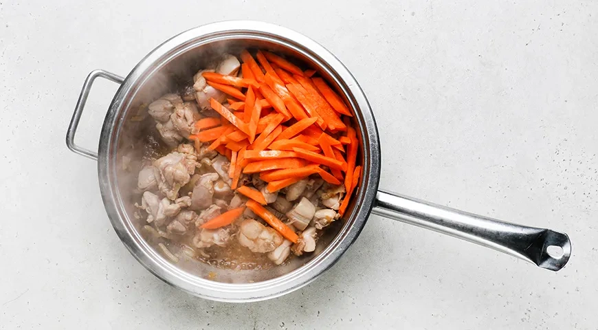 Рассыпчатый плов с курицей на сковороде: шаг 5