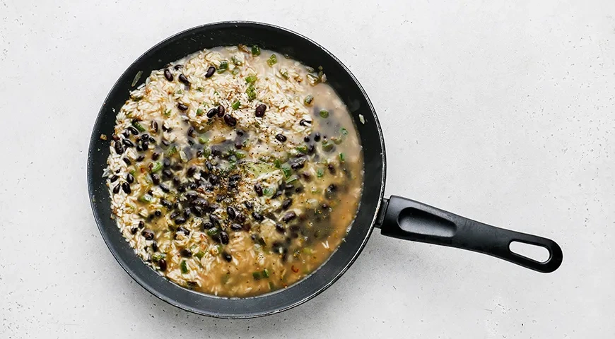 Рис с фасолью на сковороде: шаг 5