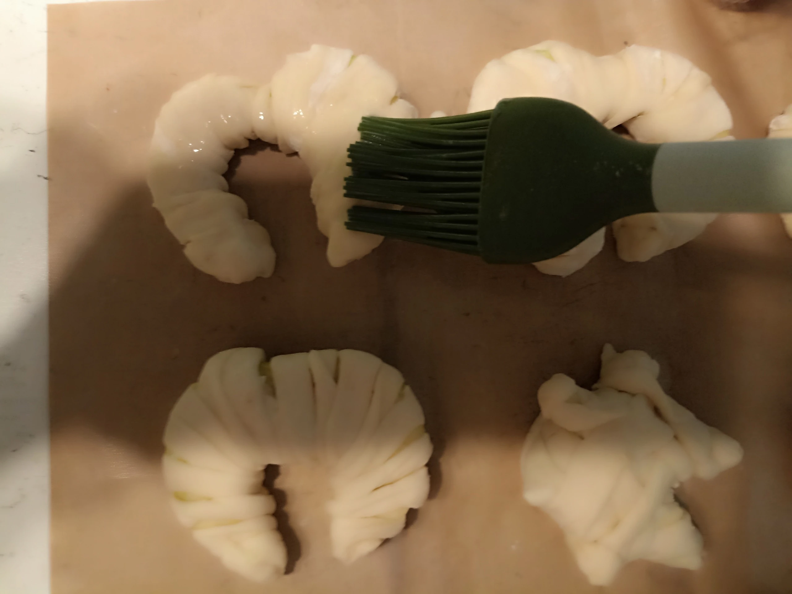 Шаг 5: Рогалики-подковки с яблоком из слоеного теста