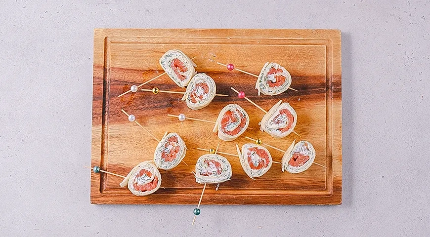 Роллы с красной рыбой в лепешке на палочках: шаг 5