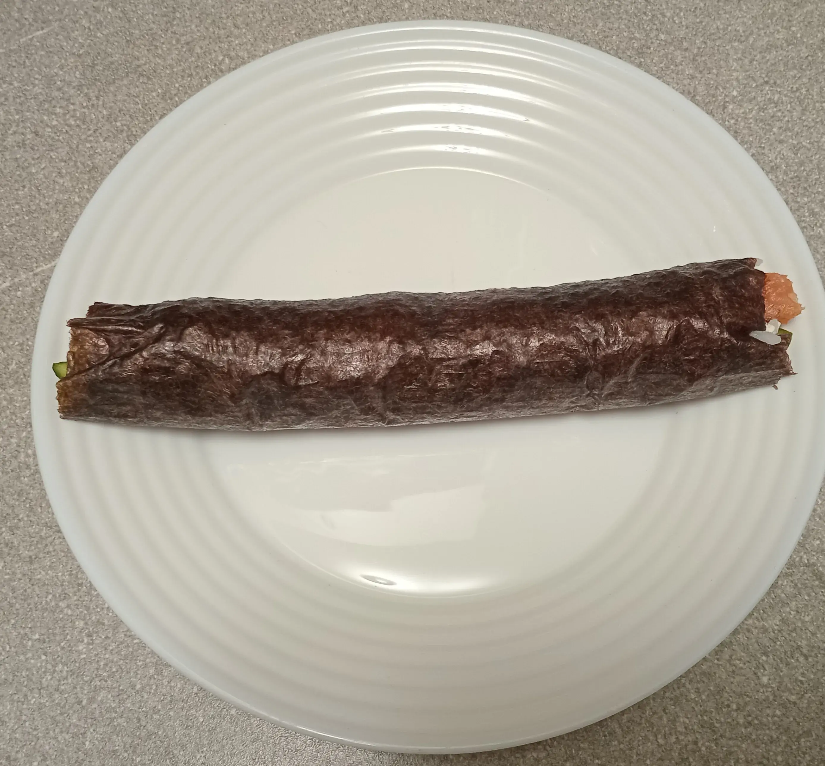 Роллы с лососем и огурцом: шаг 5