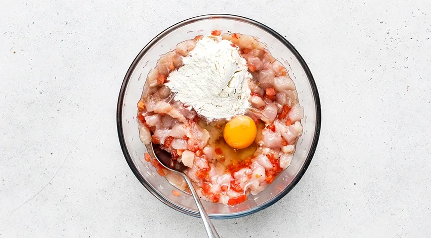 Рубленные куриные котлеты с помидорами: шаг 5