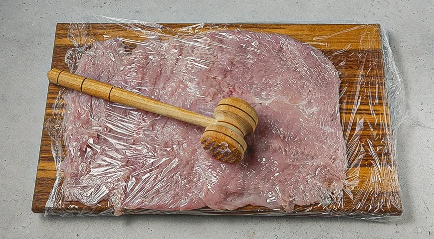 Рулет из индейки с колбасками: шаг 5