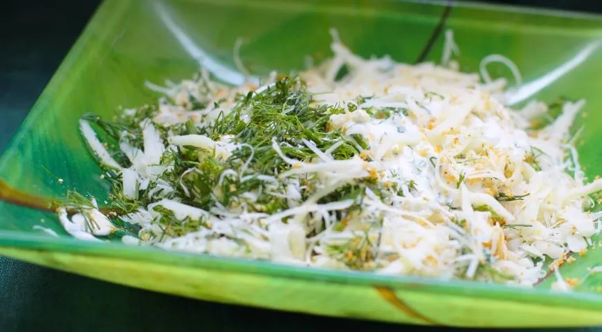 Рулет из кабачков с сыром и зеленью в духовке: шаг 5