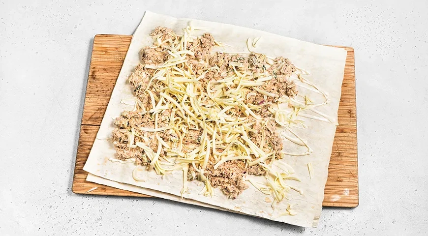 Рулет из лаваша с тунцом и яйцом: шаг 5