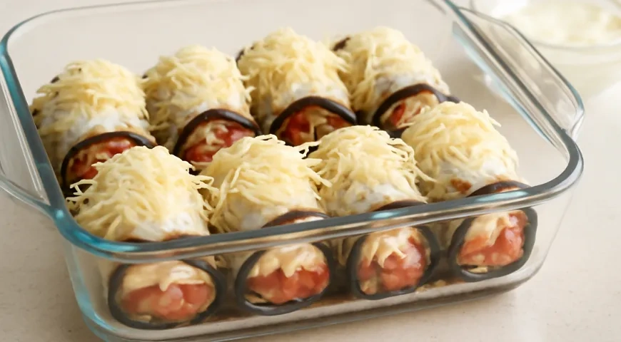 Рулетики из баклажанов с помидорами, сыром и чесноком: шаг 5