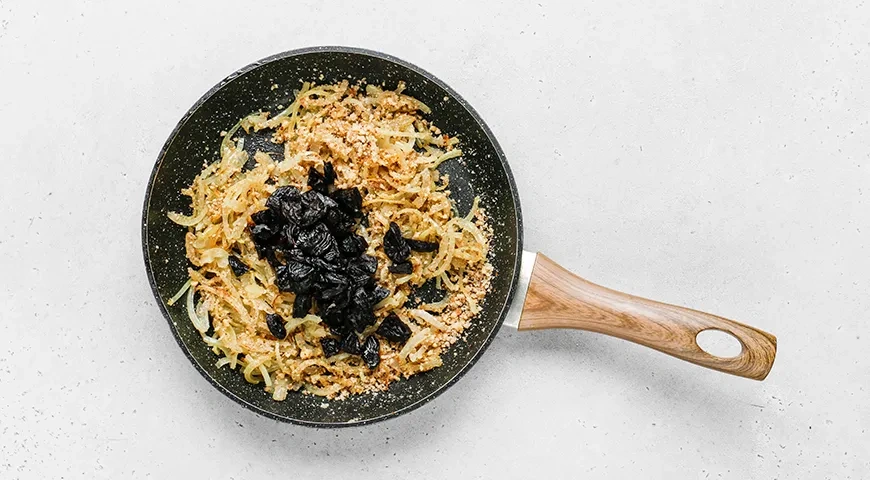 Рулетики из говядины с черносливом и грецкими орехами: шаг 5