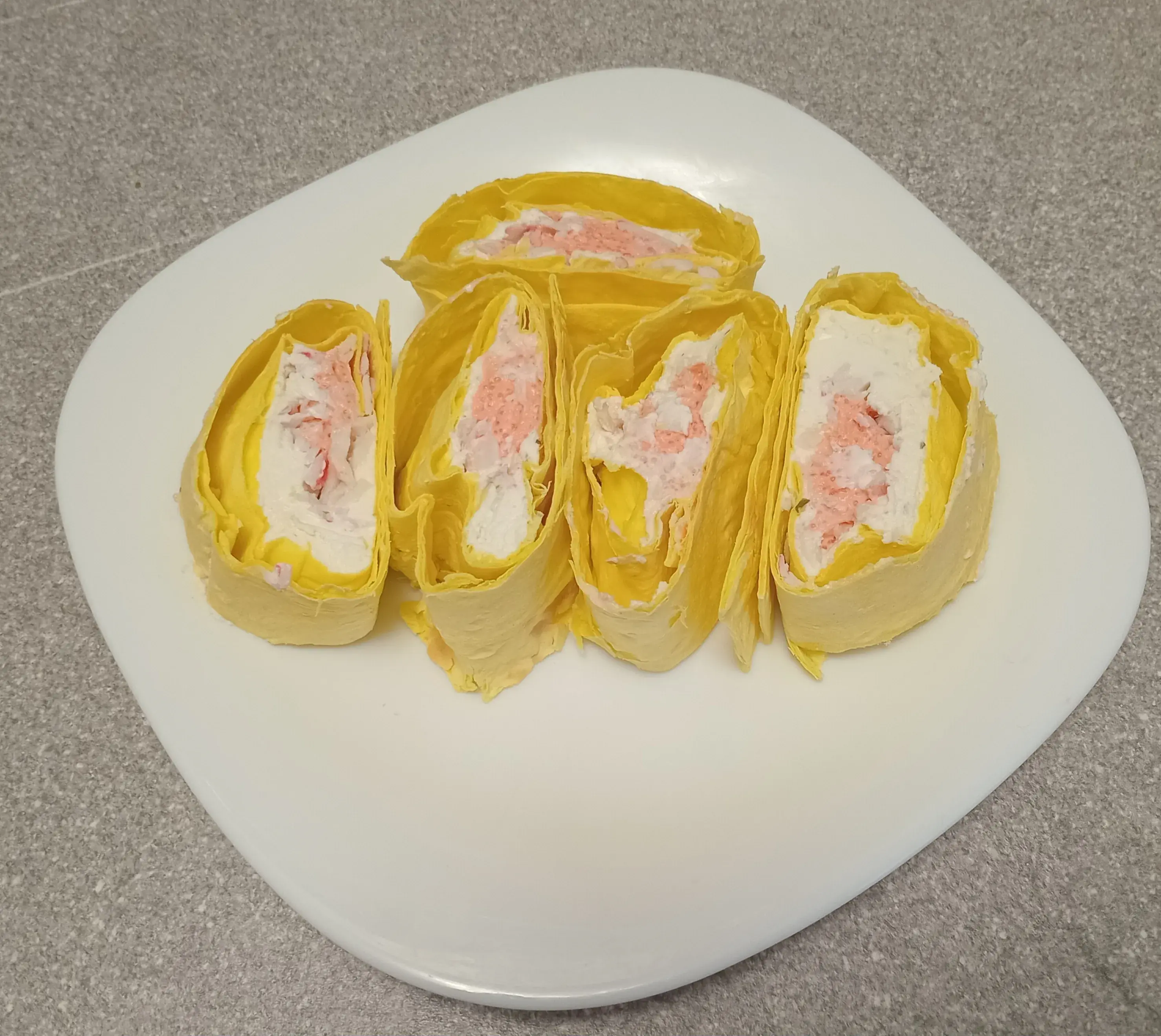 Рулетики из лаваша с крабовыми палочками: шаг 5