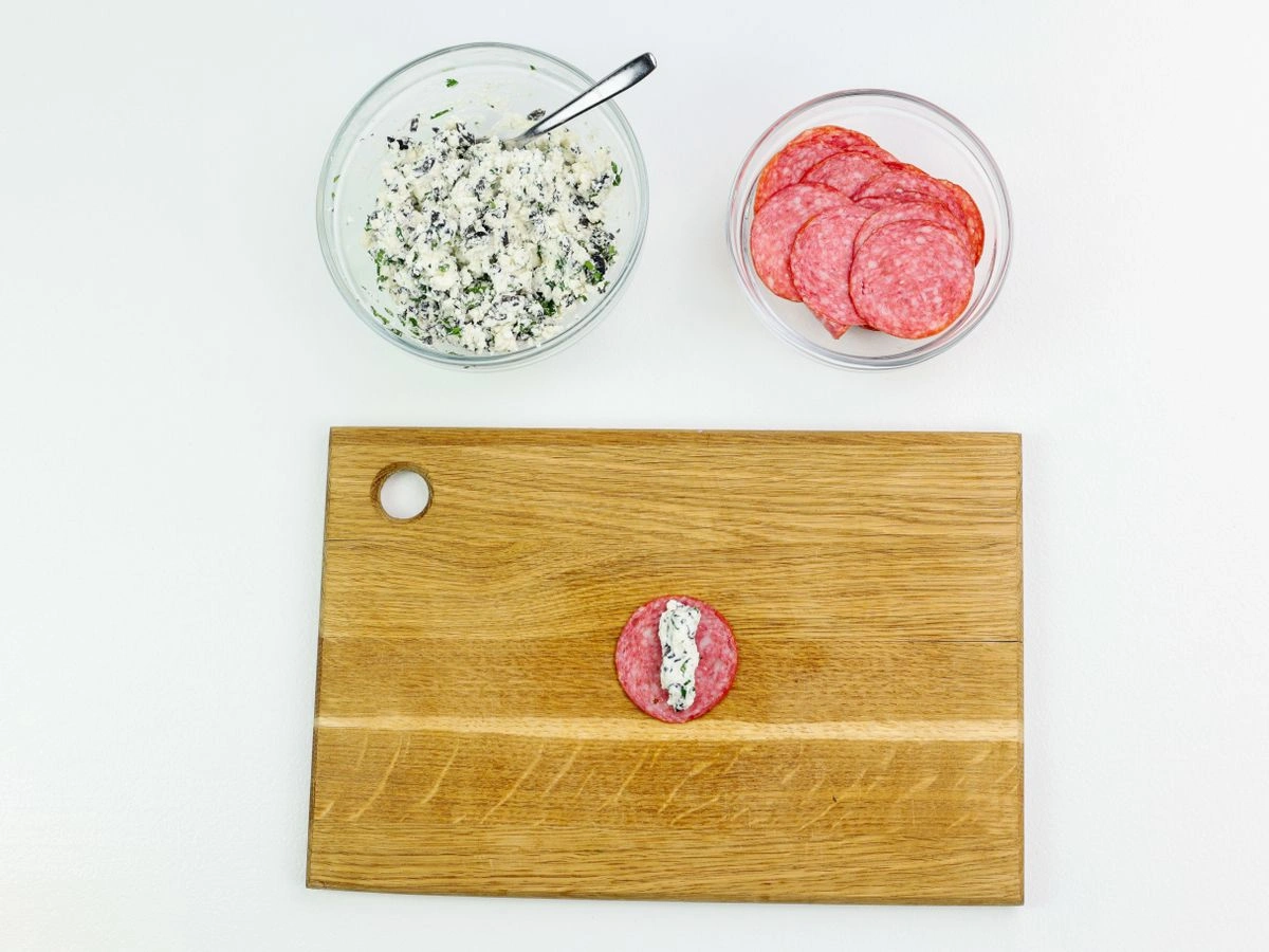 Шаг 5: Рулетики с сыром и маслинами