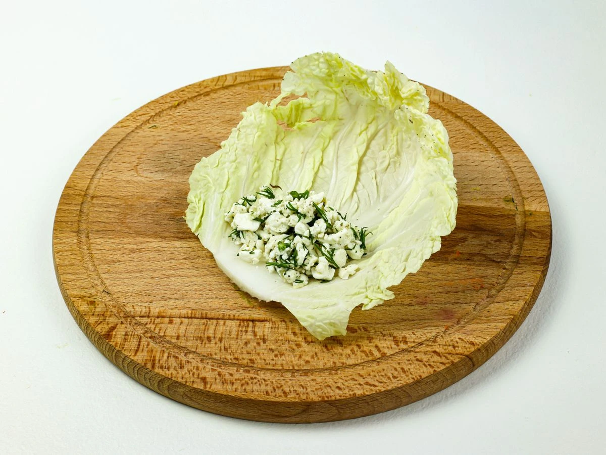 Шаг 5: Рулетики с творогом в пекинской капусте