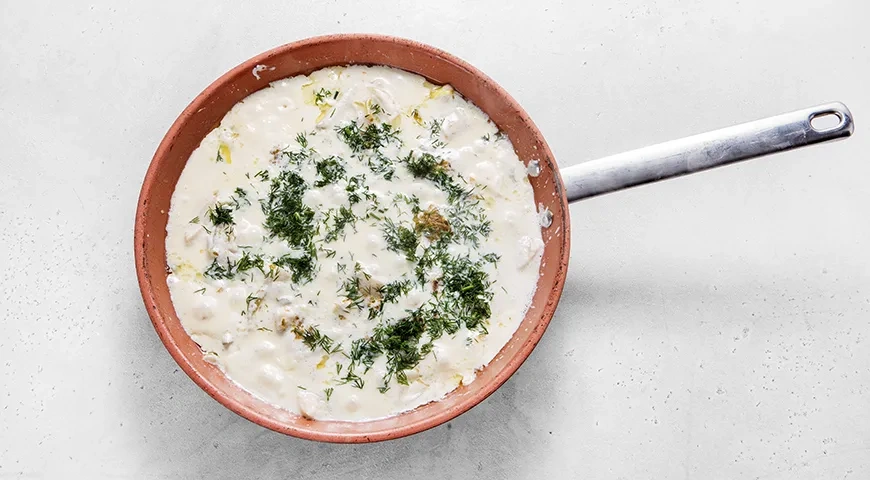 Рыба в сметанном соусе с солеными огурцами: шаг 5