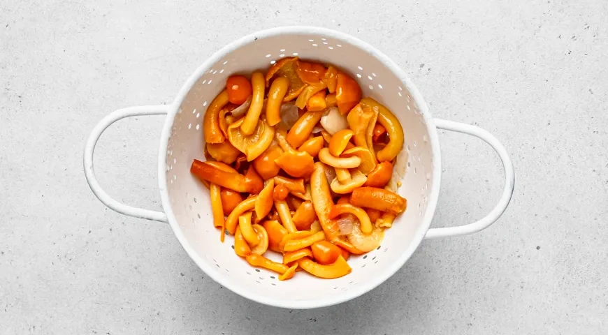 Салат «Грибное лукошко» с опятами и курицей: шаг 5