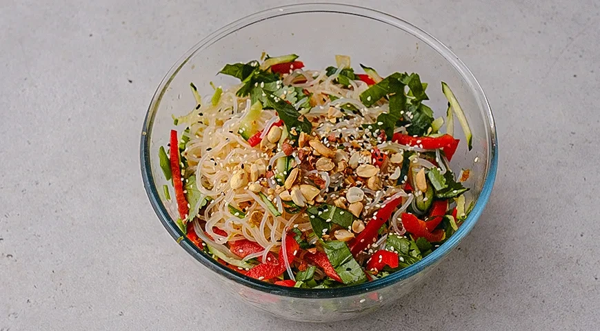 Салат из фунчозы с перцем и огурцом в кунжутной заправке: шаг 5