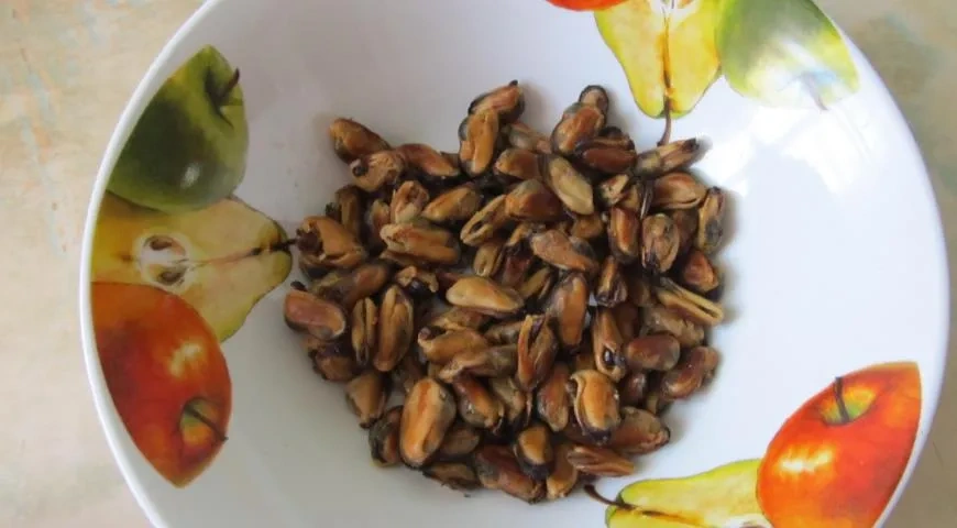 Салат из мидий с джемом Махеевъ к 14 февраля: шаг 5