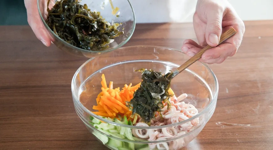 Салат из морской капусты с кальмарами: шаг 5