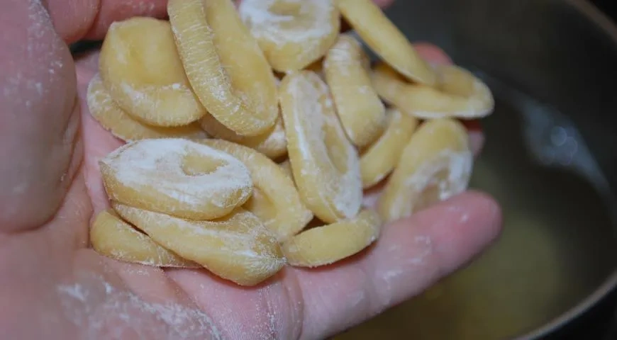 Салат из орекьетте с зеленью и яйцом: шаг 5