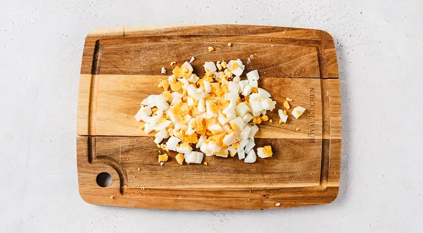 Салат из пекинской капусты с кукурузой, яйцом и огурцом: шаг 5