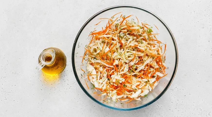 Салат из свежей капусты с чесноком: шаг 5