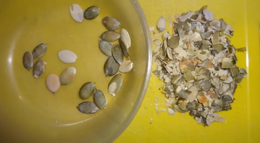 Салат из свёклы с черносливом, тыквенными семечками и виноградом: шаг 5