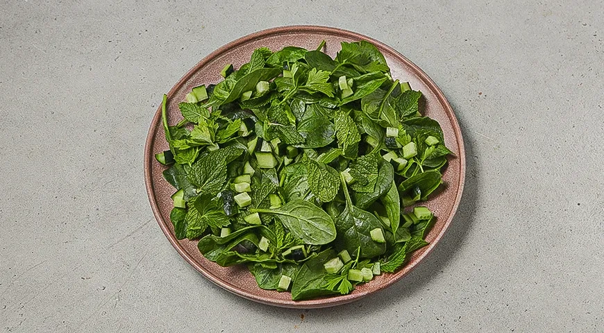 Салат из запеченной цветной капусты и огурцов: шаг 5