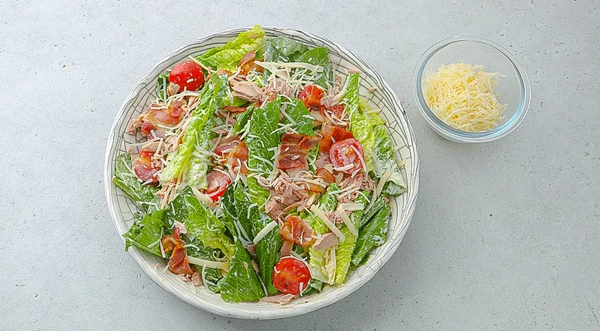 Салат романо с тунцом, сыром и помидорами: шаг 5