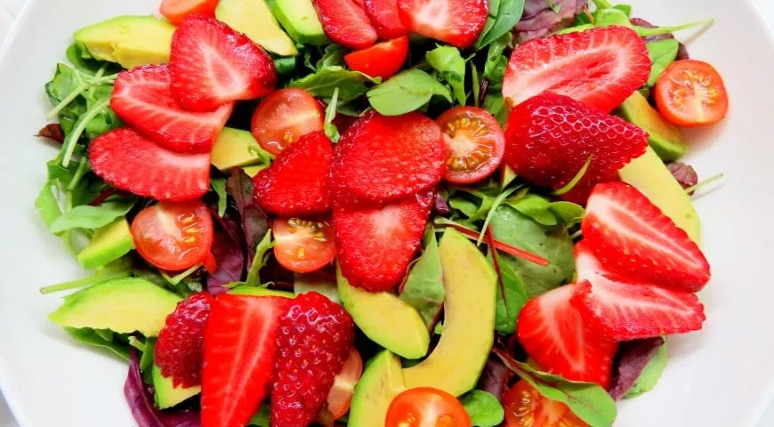 Салат с авокадо, черри и клубникой: шаг 5