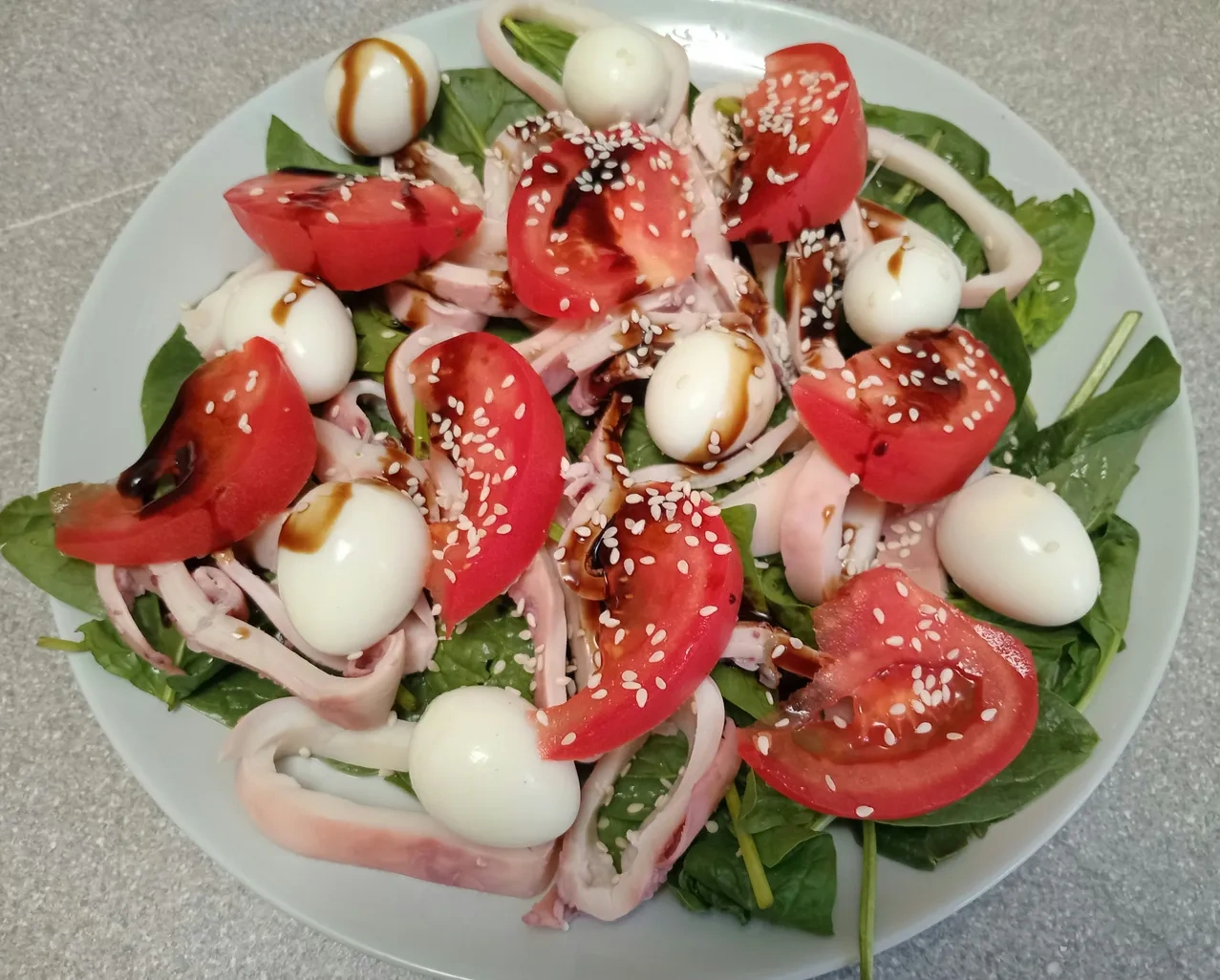 Салат с кальмарами и шпинатом: шаг 5