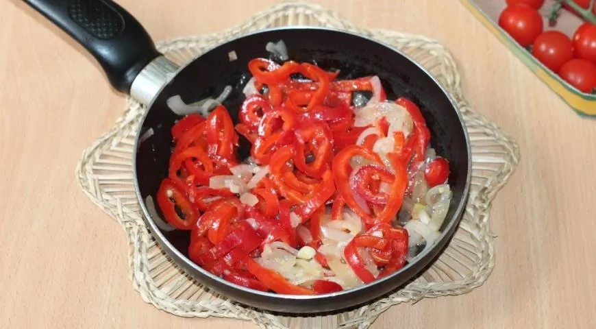 Салат с кальмарами и сладким перцем: шаг 5