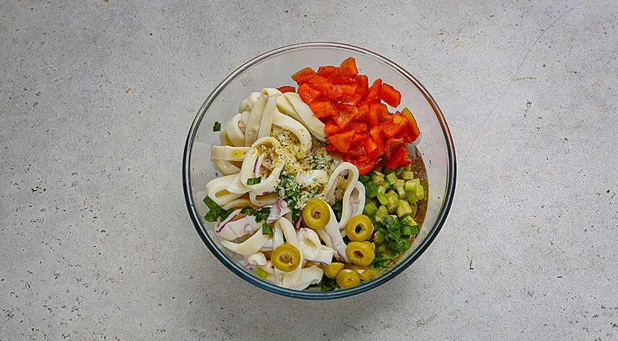 Салат с кальмарами, сельдереем и оливками: шаг 5