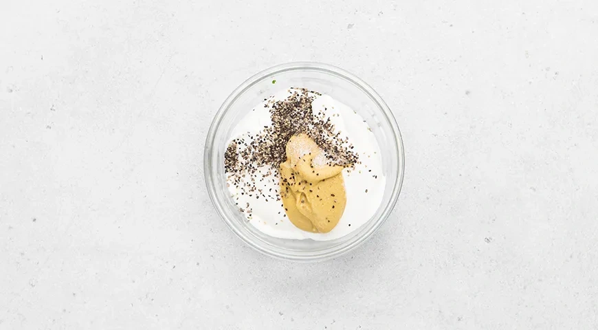 Салат с капустой, крабовыми палочками и колбасой: шаг 5