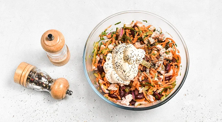 Салат с копченой курицей, фасолью и корейской морковкой: шаг 5