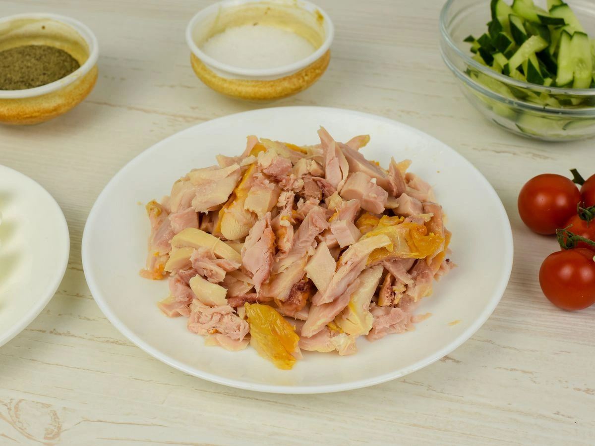 Шаг 5: Салат с копченой курицей, болгарским перцем и помидорами черри