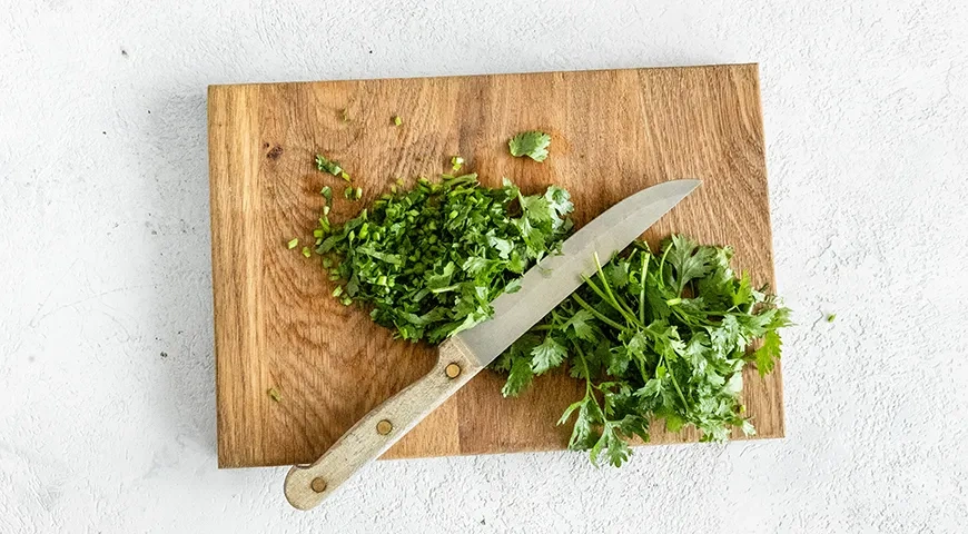 Салат с крабовыми палочками и фасолью: шаг 5